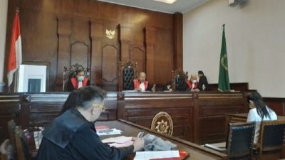 Pelaku Kasus Penggelapan Mobil Mewah Teteskan Air Mata di Hadapan Hakim PN Jakarta Utara