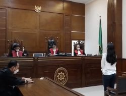 Pecah Tangis Keluarga Sambut Vonis Bebas Yanti di PN Jakarta Utara, Tak Terbukti Menggelapkan Mobil Mewah