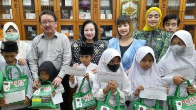 Gelar Santunan Anak Yatim, Klinik Bedah Plastik Queen Gandeng Pelanggan Setia Barbie, Irma, Irfan, Nana Mardiana