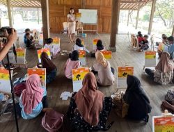 Desainer Migi Rihasalay Gelar Charity Paint on Canvas Class di Kampoeng Joglo Tanjung Lesung, Didampingi Suami Bule Andrew James