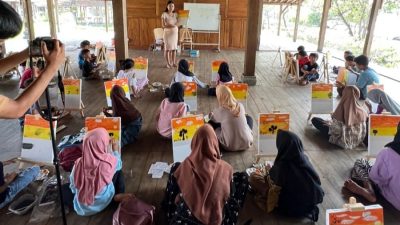 Desainer Migi Rihasalay Gelar Charity Paint on Canvas Class di Kampoeng Joglo Tanjung Lesung, Didampingi Suami Bule Andrew James