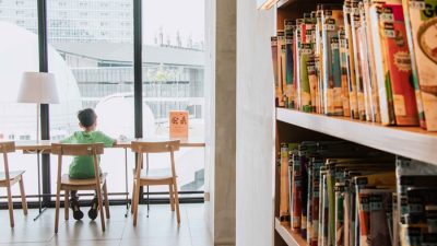 Nyaman Membaca di Perpustakaan Jakarta Cikini, Tunggu Apa Lagi?