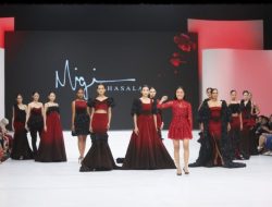 Pengunjung Indonesia Fashion Week 2024 Terpukau Koleksi Busana Terbaru Persembahan Desainer Migi Rihasalay